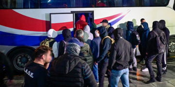 Από τη μεταγωγή των συλληφθέντων στα δικαστήρια της Ευελπίδων (φωτ.: EUROKINISSI)