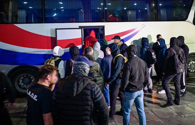 Από τη μεταγωγή των συλληφθέντων στα δικαστήρια της Ευελπίδων (φωτ.: EUROKINISSI)
