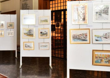 Έργα της Παρασκευής Ζάννη σε παλαιότερη έκθεση, στην Εστία Νέας Σμύρνης τον Μάιο του 2025 (φωτ.: Facebook / ΕΣΤΙΑ Νέας Σμύρνης)
