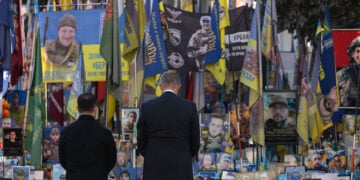 Ο Γερμανός καγκελάριος Φρίντριχ Μερτς αποτίει φόρο τιμής στους πεσόντες Ουκρανούς στρατιώτες, κατά την έναρξη της επίσκεψής του στην Ουκρανία (φωτ.: Χ / 
Volodymyr Zelenskyy)