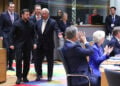 Ο Αντόνιο Κόστα υποδέχεται τον Βολοντίμιρ Ζελένσκι, στην αίθουσα όπου συνεδριάζουν οι ηγέτες της ΕΕ. Παρασκευή 16 Οκτωβρίου 2026 (φωτ.: European Union)