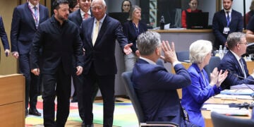Ο Αντόνιο Κόστα υποδέχεται τον Βολοντίμιρ Ζελένσκι, στην αίθουσα όπου συνεδριάζουν οι ηγέτες της ΕΕ. Παρασκευή 16 Οκτωβρίου 2026 (φωτ.: European Union)